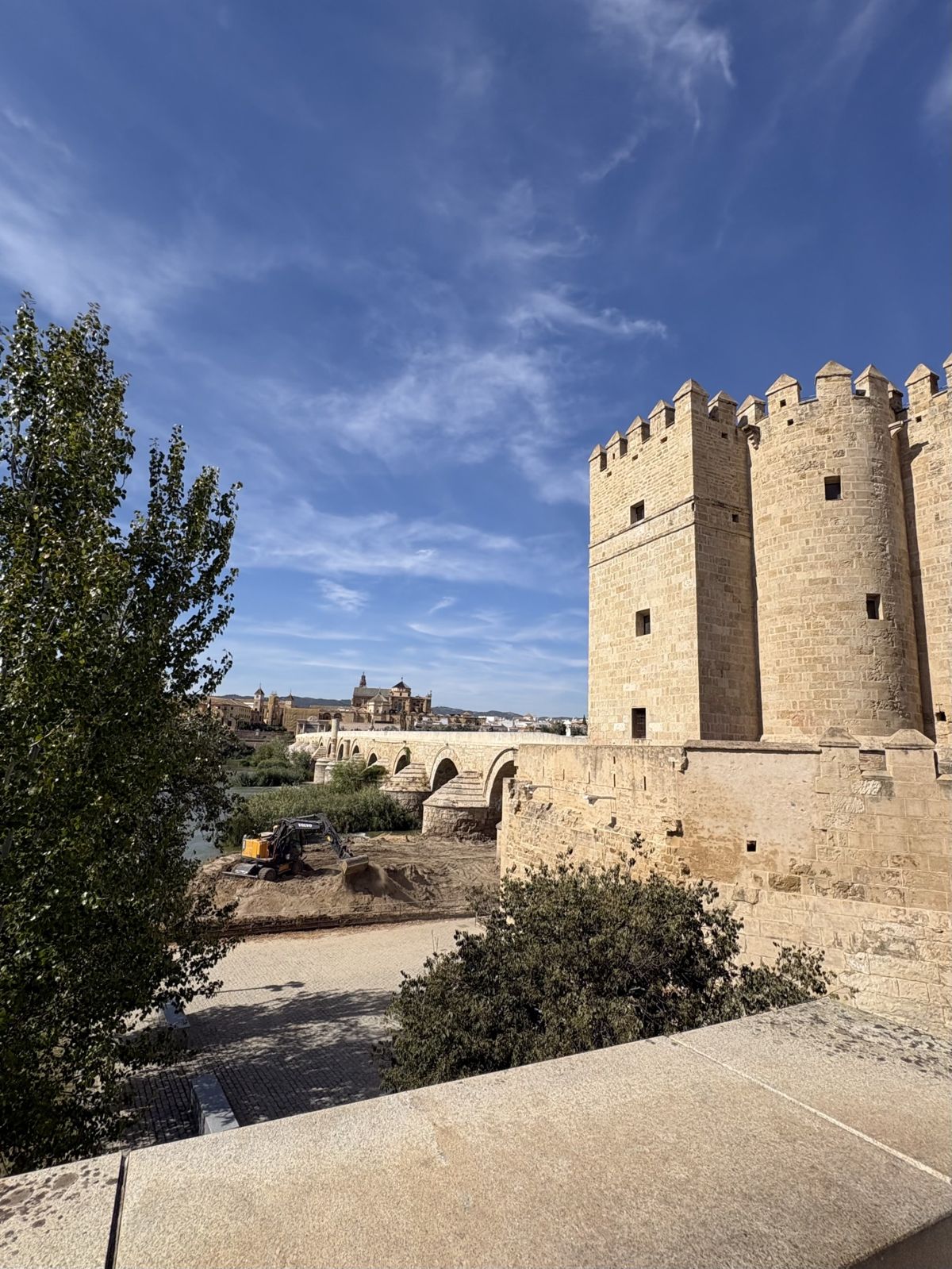 La tour de la Calahorra et le pont romain sur le Guadalquivir, avec la Mezquita-cathédrale au loin