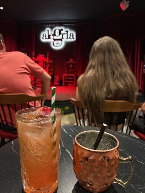 Deux cocktails sur une table devant la scène d'une salle de flamenco