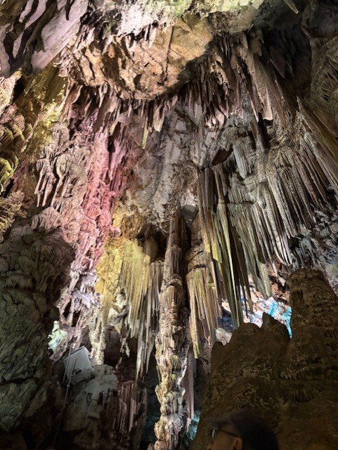 Une grotte aux stalactites illuminées de couleurs